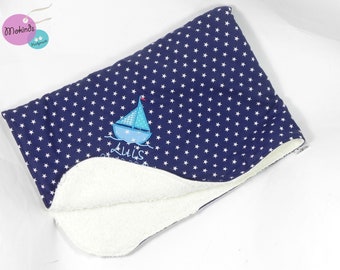 couverture pour bébé cousue avec nom en bleu foncé avec broderie voilier