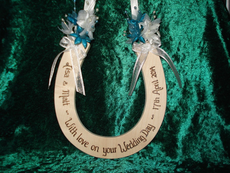 Herradura de boda personalizada con organza y flores de Etsy España