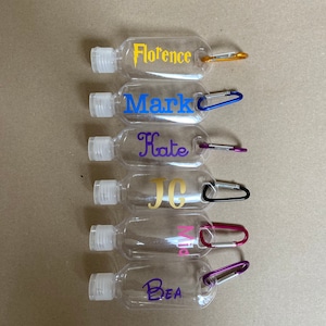 Personalisierte Hand Gel waschen Alkohol Sanitiser / Sonnencreme / Reise / zurück zur Schule Flasche mit Karabiner Clip. Beliebiger Name / Initialen / Farbe.