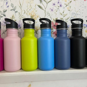 500ml One Green Bottle bottiglia d&#39;acqua beve bottiglia con un nome in vinile / decalcomania su. Impermeabile / lavabile. Ritorno a scuola / lunchbox. Adesivi