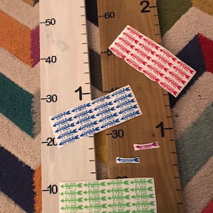 Halbjahres-Höhendiagramm-Pfeile-Wachstumskarte Vinyl wählen Sie Ihre Farbe. Sitz in Großbritannien. Holzruler. kinderzimmer. schlafzimmer.