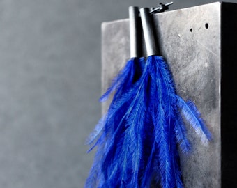 Pendientes de tornillo de pluma minimalista de plata, pendientes de palo de cobalto con plumas de avestruz, pendientes azules de vanguardia