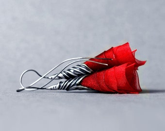 Silberne baumelnde Ohrringe, rote lange Ohrringe, Seidenohrringe, avantgardistischer roter Schmuck, elegante rote Blumenohrringe