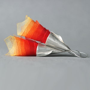 Zilveren oranje bloemen bungelende oorbellen, vurige zijden oorbellen voor een alternatieve oranje bruiloft, grote stoffen fee oorbellen