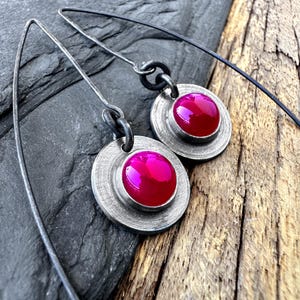 Silberne Tropfenohrringe, Achatohrringe, oxidierte Ohrringe, Chalcedonohrringe, lange Fuchsiaohrringe, Steinohrringe