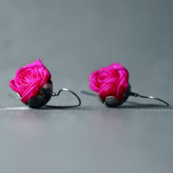 Boucles d’oreilles rose argentées, boucles d’oreilles uniques suspendues pour le mariage, boucles d’oreilles colorées de fleur, boucles d’oreilles oxydées de soie, boucles d’oreilles roses de pivoie,