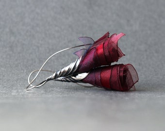 Silber oxidierte Avantgarde-Ohrringe, Märchenohrringe, Seidenohrringe, Stoffohrringe, lange burgunderfarbene Ohrringe für eine Hochzeit