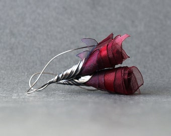 Boucles d’oreilles avant-gardistes oxydées en argent, boucles d’oreilles de conte de fées, boucles d’oreilles en soie, boucles d’oreilles en tissu, boucles d’oreilles longues bordeaux pour mariage