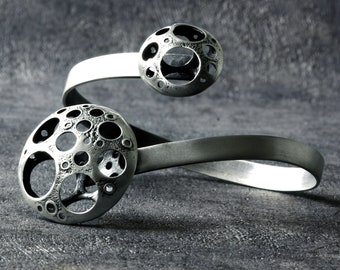 Armband aus oxidiertem Silber, modernes Armband, massives Armband, strukturiertes Armband, brutalistischer Silberschmuck