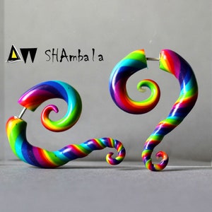 Pode incluir: Um par de brincos em espiral de arco-íris. Os brincos são feitos de argila polimérica e têm um poste de prata.