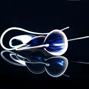 Silberne hängende Callas, Ohrringe mit Pflanzenmotiv, marineblaue Ohrringe, blauer Silberschmuck, ausgefallene hängende Ohrringe, CALLA GRANAT