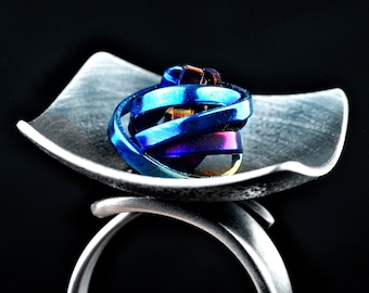 Srebrny pierścionek z tytanem, nowoczesny pierścionek z tytanu, industrialny pierścionek regulowany, awangardowy pierścionek futurystyczny