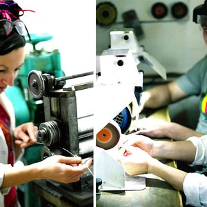 K&ouml;nnte beinhalten: Zwei Personen arbeiten an der Herstellung von Schmuck. Eine Person verwendet eine Metallwalzmaschine, um einen d&uuml;nnen Draht zu formen. Die andere Person verwendet eine Schleifscheibe, um ein Schmuckst&uuml;ck zu polieren.