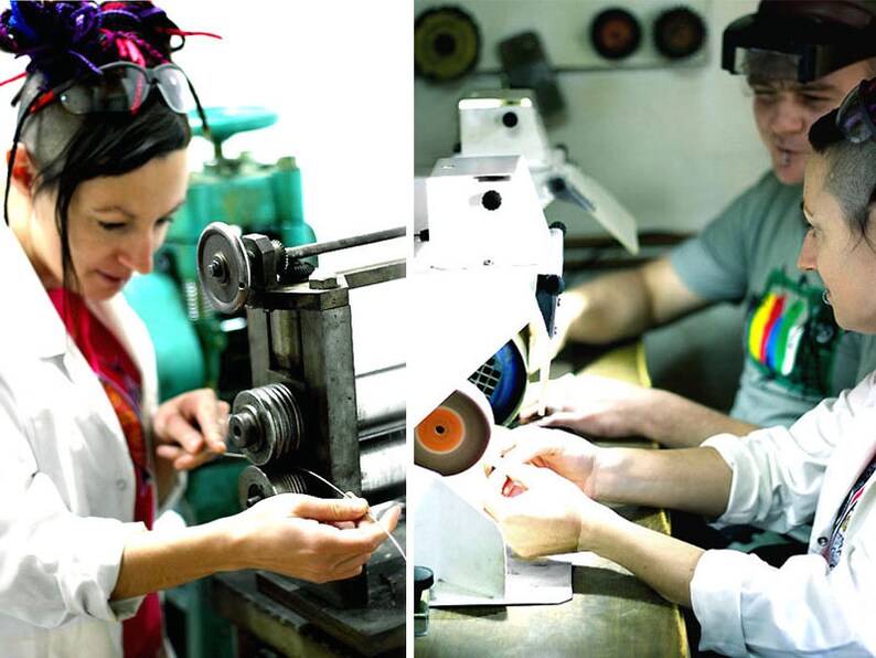 K&ouml;nnte beinhalten: Zwei Personen arbeiten an der Herstellung von Schmuck. Eine Person verwendet eine Metallwalzmaschine, um einen d&uuml;nnen Draht zu formen. Die andere Person verwendet eine Schleifscheibe, um ein Schmuckst&uuml;ck zu polieren.