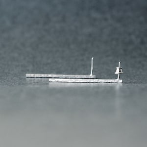 Silberne minimalistische Ohrstecker, universelle schlichte Ohrstecker, geometrische gehämmerte Ohrringe, langsamer Schmuck, moderne Ohrstecker