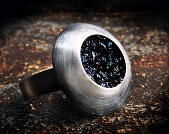 Srebrny pierścionek z druzami, duży pierścień okrągły, industrialny pierścionek, awangardowy pierścionek, czarny pierścionek z minerałem