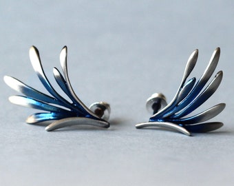 Pendientes de alas de plata orgánica, pendientes de plumas azules, pendientes de botón de plata, joyería de arte, óxido de arco iris