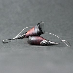 Pendientes rústicos de plata, pendientes de seda, pendientes con tela, pendientes de flores marrones, pendientes artísticos, pendientes oxidados