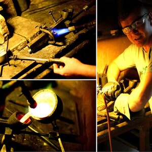 K&ouml;nnte beinhalten: Eine Person mit Schutzbrille und Handschuhen verwendet einen Brenner, um Metall in einem Tiegel zu schmelzen. Das Metall gl&uuml;ht orange und der Brenner erzeugt eine blaue Flamme.