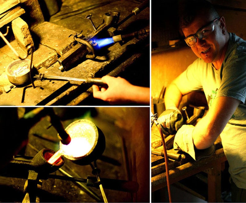 K&ouml;nnte beinhalten: Eine Person mit Schutzbrille und Handschuhen verwendet einen Brenner, um Metall in einem Tiegel zu schmelzen. Das Metall gl&uuml;ht orange und der Brenner erzeugt eine blaue Flamme.
