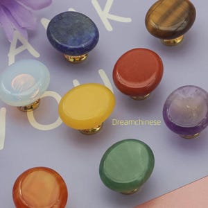 Knopp i natursten, lådhandtag i mässing, heminredning i ametist