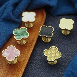 Tiradores de cajón con diseño de trébol moderno, de latón, para armario de cocina, color rosa, blanco, verde y dorado, para decoración de muebles.