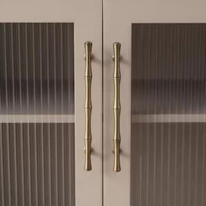 Op de afbeelding: Close-up van een kast met twee deuren. Elke deur heeft een helder glazen paneel met verticale lijnen en een bamboe-stijl messing handvat. De kastdeuren zijn lichtbeige.