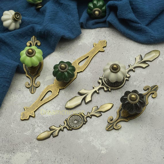 ヴィンテージキャビネットハンドル、引き出しハンドル、家具ノブ 2パック 中国スタイル 純銅ハンドル ワードローブ 引き出しキャビネッ キャビネットや  引き出し用の真鍮家具ハンドル、ワードローブ、ドレッサー、食器棚、寝室用純銅製引き出し、160mm ヨーロッパスタイル ... ヴィンテージ引き出しハンドル、中国スタイルのプルハンドル、アンティーク真鍮リングプルハンドル2個。キッチンキャビネット、ワードローブ