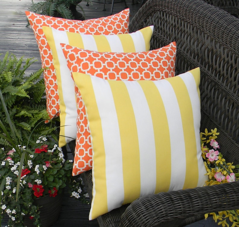 SET OF 4 BLACK WHITE HOCKLEY /& YELLOW DECORATIVE IN//OUTDOOR THROW PILLOWS