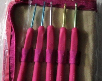 Boye Ergonomic Crochet Set  Pink Case, 7 Hooks, Yarn Needles, Pink Ergonomic Hooks, Pink Hooks  10 Piece Set Sizes E - K  (3.5mm - 6.5mm)