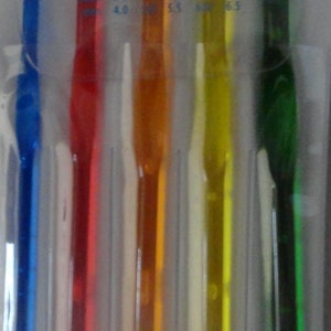 Crochet Hook Susan Bates CRYSTALITES Plastic -Choice of Sizes: G thru P or choose the set of 5 hooks,G,H,I,J,K, or set of 4 hooks,L,M,N,PNew