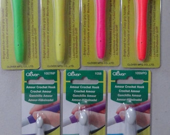 Clover Amour Crochet Hooks, Easy Grip Handle Bright and Fun Colors