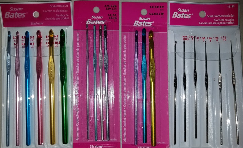 Puede incluir: Un juego de cinco agujas de crochet de aluminio en color rosa, azul, dorado y verde. Las agujas est&aacute;n etiquetadas con sus tama&ntilde;os en mil&iacute;metros y tama&ntilde;os de EE. UU. El embalaje es rosa y blanco con el nombre de la marca Susan Bates.
