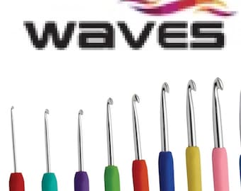 Puede incluir: Un juego de ganchillos con puntas de plata metálica y mangos coloridos en rojo, verde azulado, morado, verde, naranja, azul, amarillo y rosa. La palabra WAVES está impresa en negro sobre un gráfico de onda abstracto multicolor.