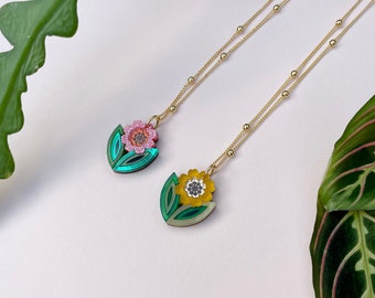 PRÉ-VENDA: Colar com Pingente Floral de Margarida e Folha Colorida | Agnes | Joias com Corrente de Acrílico Cortada a Laser