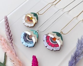 PRÉ-VENDA - Colar com Pingente Floral Isobel: Joia Retrô com Flor Cortada a Laser