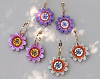 Pendientes de aro florales Margot Daisy / Pendientes colgantes de flores coloridas cortadas con láser
