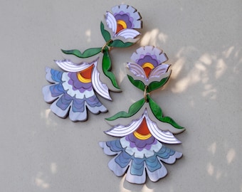 Pendientes Maisie Floral en color morado / Pendientes colgantes con flores coloridas cortadas con láser