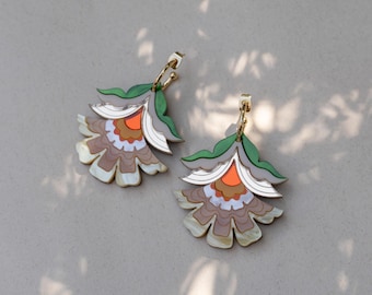 Pendientes de aro llamativos con estampado floral Maisie en amarillo / Pendientes colgantes con flores coloridas cortadas con láser