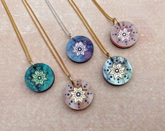 Colar com pingente de disco celestial mini | Joias coloridas com estrelas cortadas a laser
