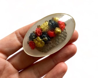Vintage 1940s/1950s real dried flower lucite dome brooch