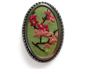 broche brodée de fleurs de cerisier vintage des années 50