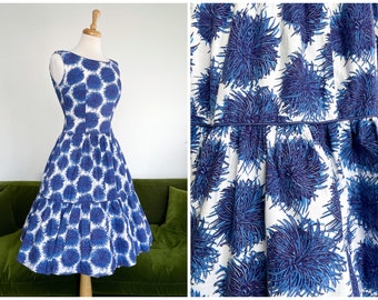 Vintage 1950s/60s 'Berketrex Continentals' blau geblümtes Baumwoll-Schichtkleid, Spinnenchrysantheme - UK 6