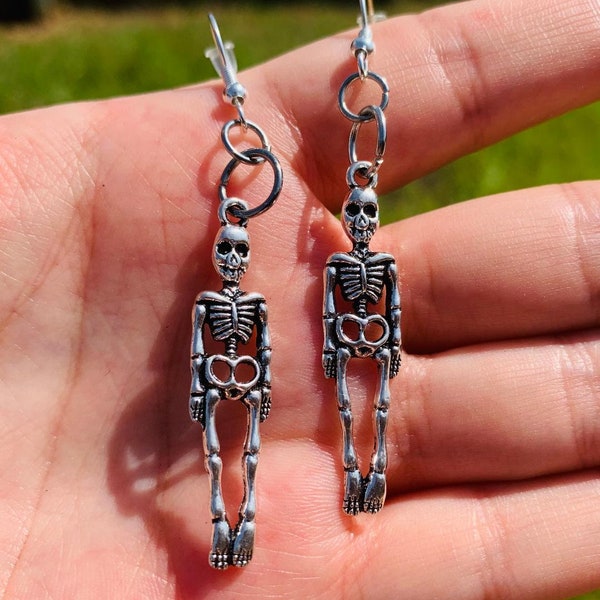 Skeleton Body Dangle Earrings, Spooky Halloween Earrings, Dia de los Muertos, Horror Earrings, Halloween Costume Jewelry, Bones