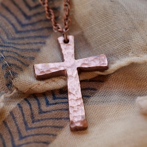 Handgesmeed koperen kruis * Gehamerde kruishanger * Christelijk cadeau voor mannen of vrouwen * Gesmede kruisketting * Handgemaakte koperen ketting