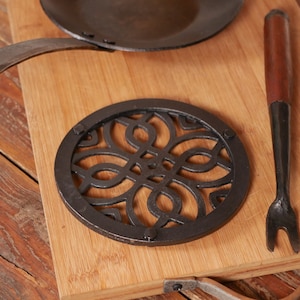 Celtic Knot Trivet * Metal Trivet for Hot Dishes * Black Trivet for Hot Pan * Trivet with Feet * Hot Plate Holder * Iron Pot Stand
