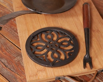 Celtic Knot Trivet * Metal Trivet for Hot Dishes * Black Trivet for Hot Pan * Trivet with Feet * Hot Plate Holder * Iron Pot Stand