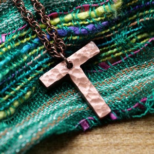 Collar con la letra T de cobre martillado * Collar con cruz Tau * Collar con cruz de San Antonio * Collar con cruz forjada * Collar de cobre hecho a mano