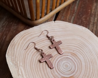 Pendientes de cruz de cobre forjados a mano * Pendientes básicos de cruz martillada * Regalo cristiano para mujer * Joyería de cruz forjada * Pendientes de cruz para ella