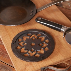 Flower Trivet * Metal Trivet for Hot Dishes * Black Trivet for Hot Pan * Trivet with Feet * Hot Plate Holder * Iron Pot Stand * Hot Plate